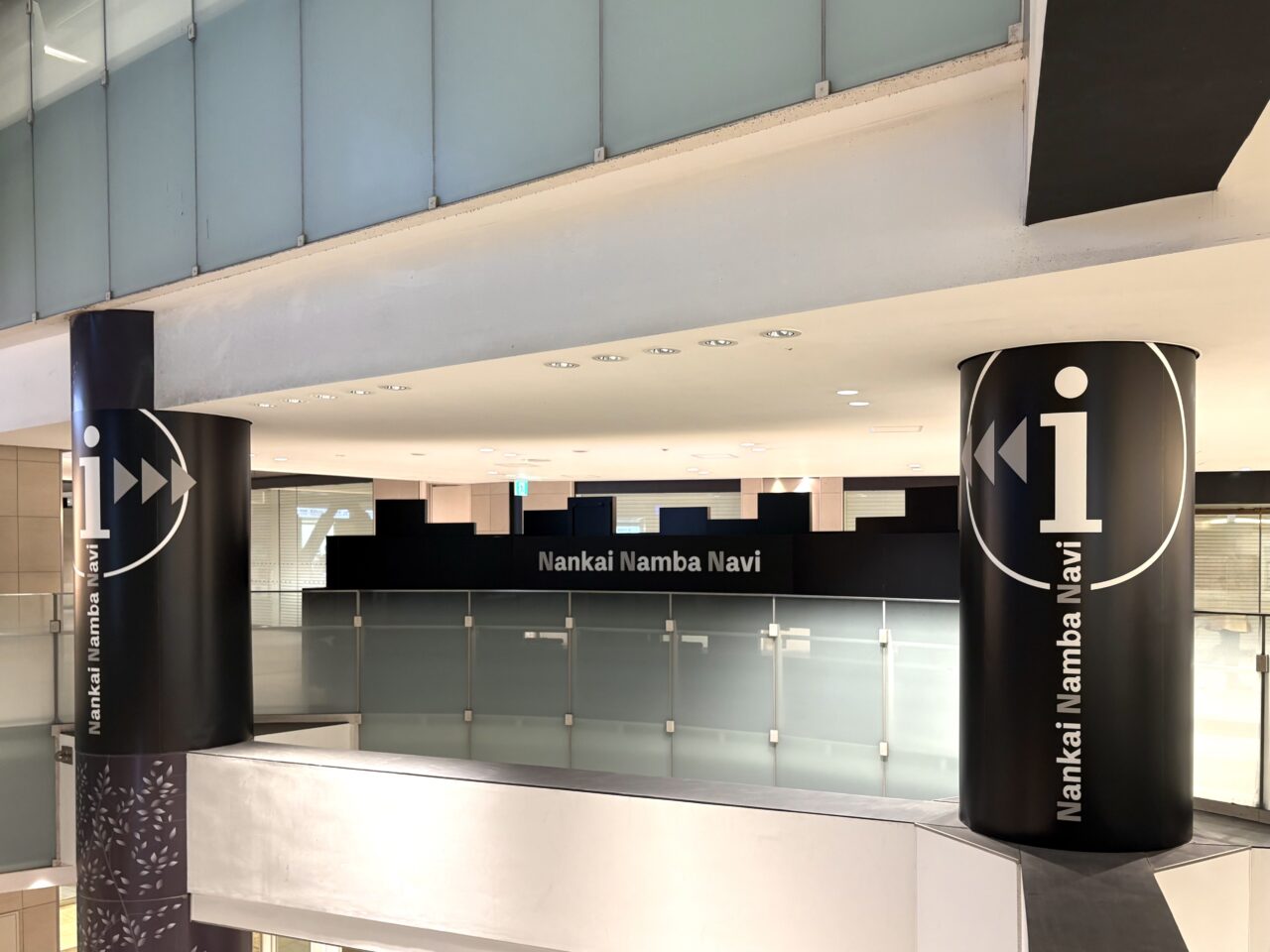 なんばの回遊性向上へ新たな情報拠点、4月から「Nankai Namba Navi」がなんばCITY本館1階エントランスの付近に設置されています