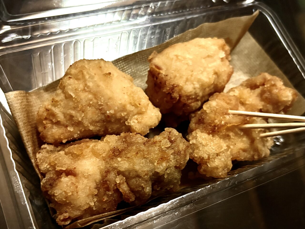 南海天下茶屋駅の改札横で「ジョニーのからあげ」初出店！  4/26まで大分発の唐揚げを販売していま