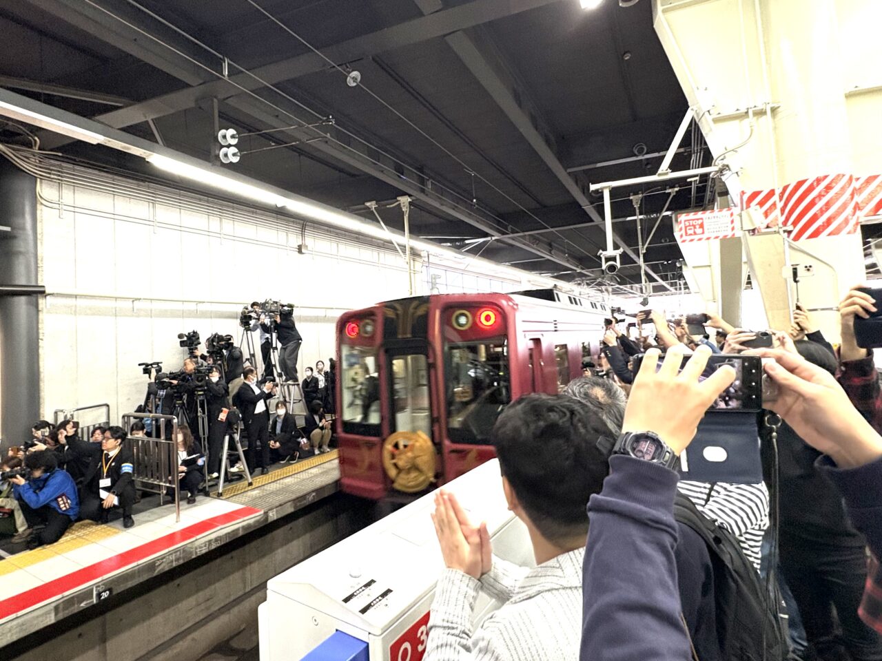 南海電鉄の新観光列車「GRAN 天空」運行開始！ 華やかな出発式が4/24になんば駅で行われました