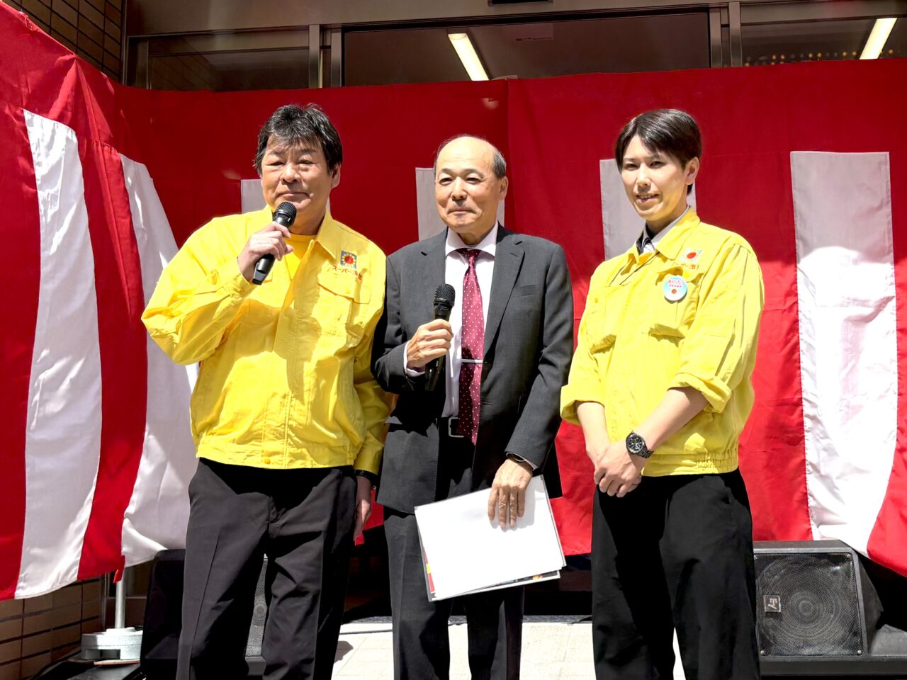 インパクト絶大、スーパー玉出が新世界にオープン！ 開店日の4/25には赤井英和さんが開店のコングを鳴らしました