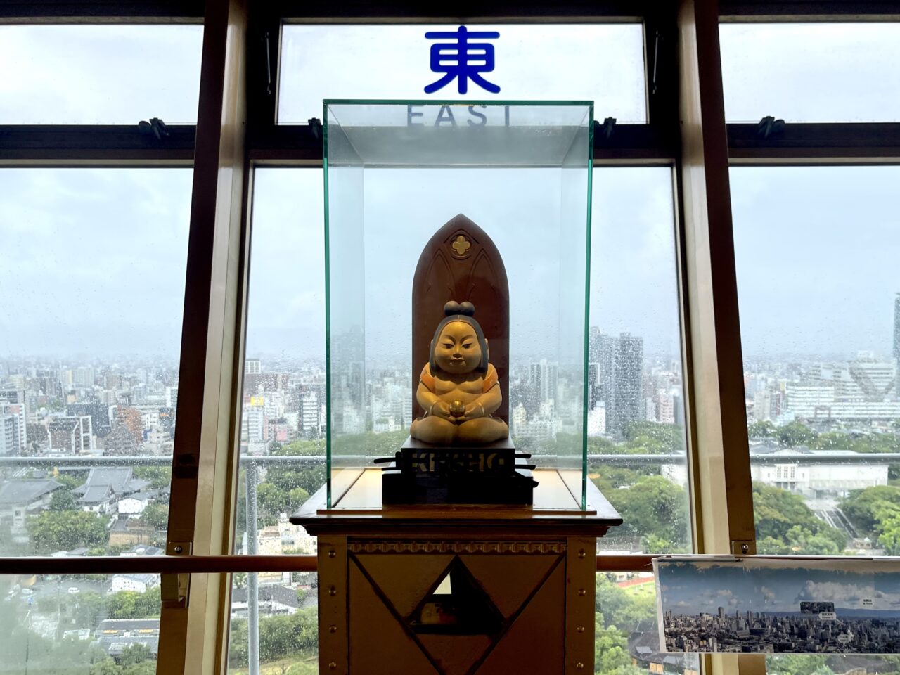 一般展望台に鎮座する通天閣の守り神・ビリケンさん