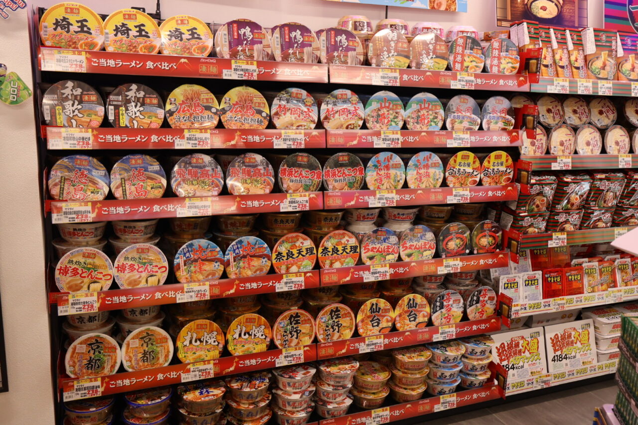 インパクト絶大、スーパー玉出が新世界にオープン！ 開店日の4/25には赤井英和さんが開店のコングを鳴らしました