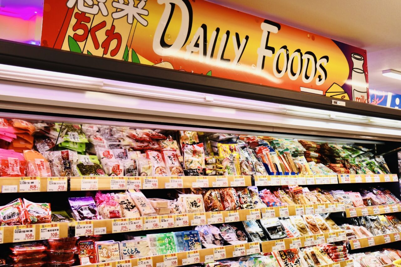 インパクト絶大、スーパー玉出が新世界にオープン！ 開店日の4/25には赤井英和さんが開店のコングを鳴らしました