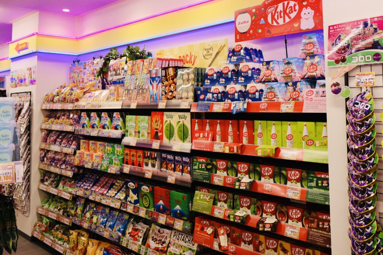 インパクト絶大、スーパー玉出が新世界にオープン！ 開店日の4/25には赤井英和さんが開店のコングを鳴らしました