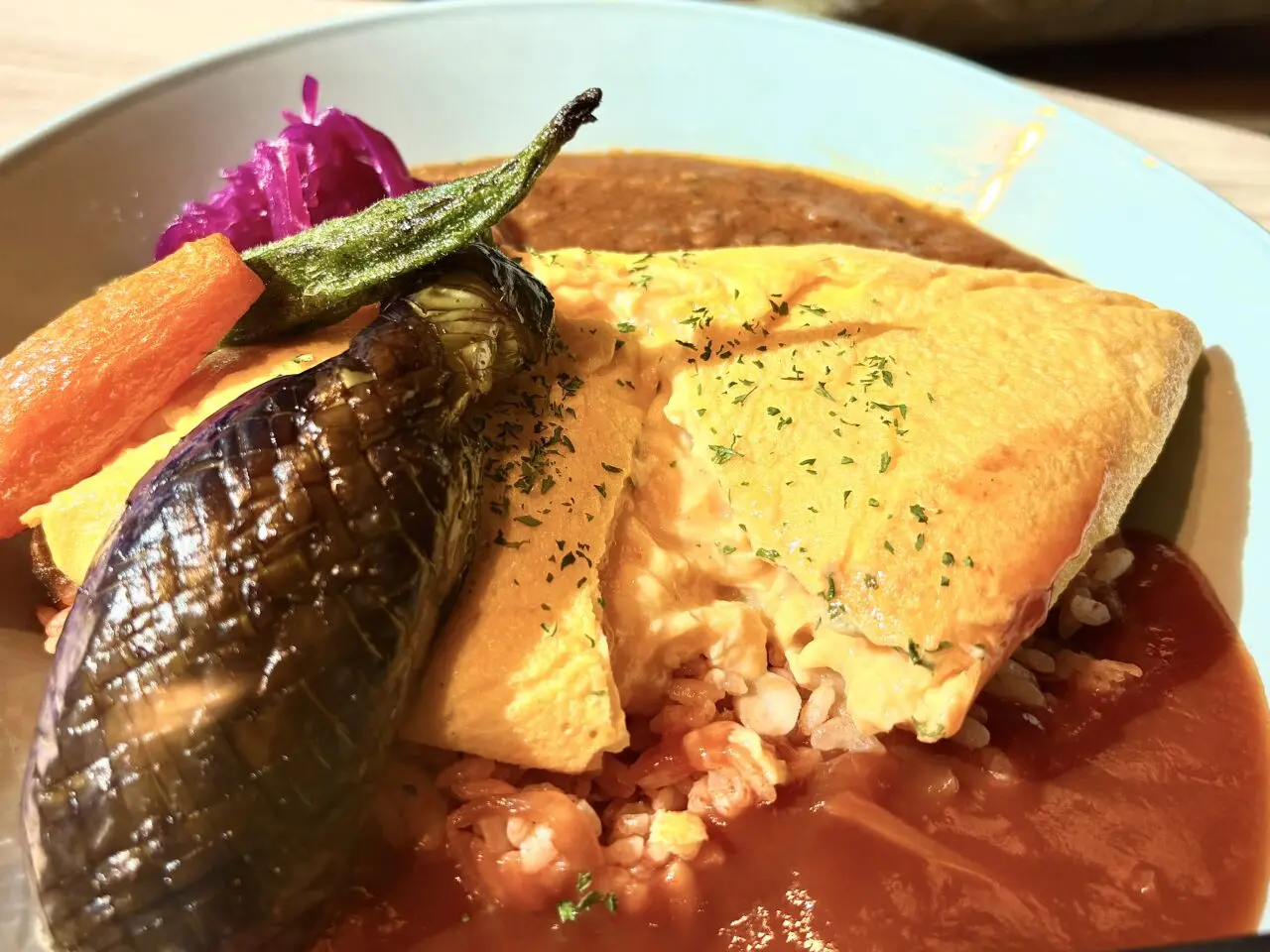 北極星がキャプション by Hyatt なんば大阪とコラボ! ホテルのカフェで限定のオムライスを提供、7/30まで