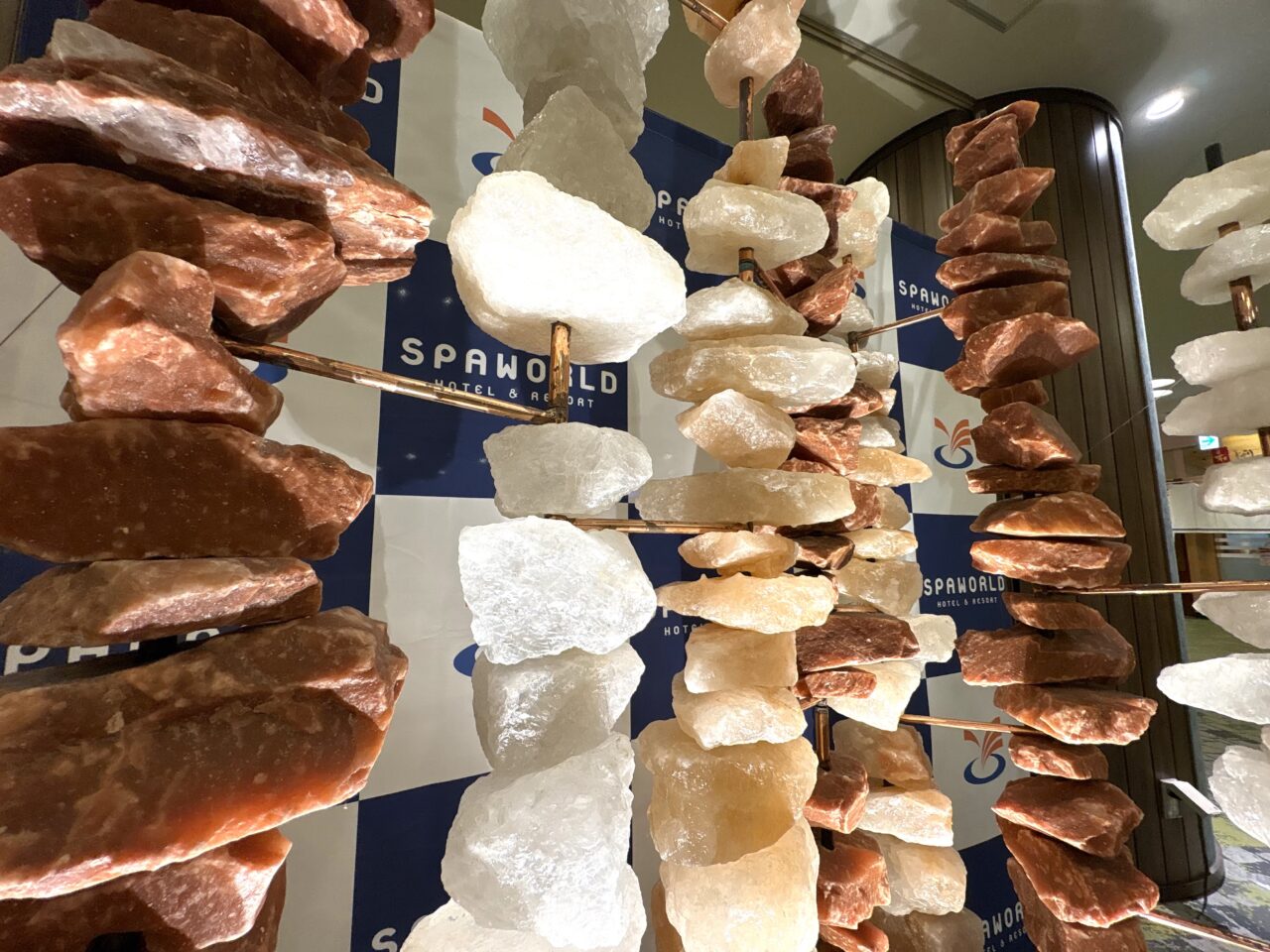 万博で話題になったパキスタンパビリオンの岩塩が、スパワールドに展示されています