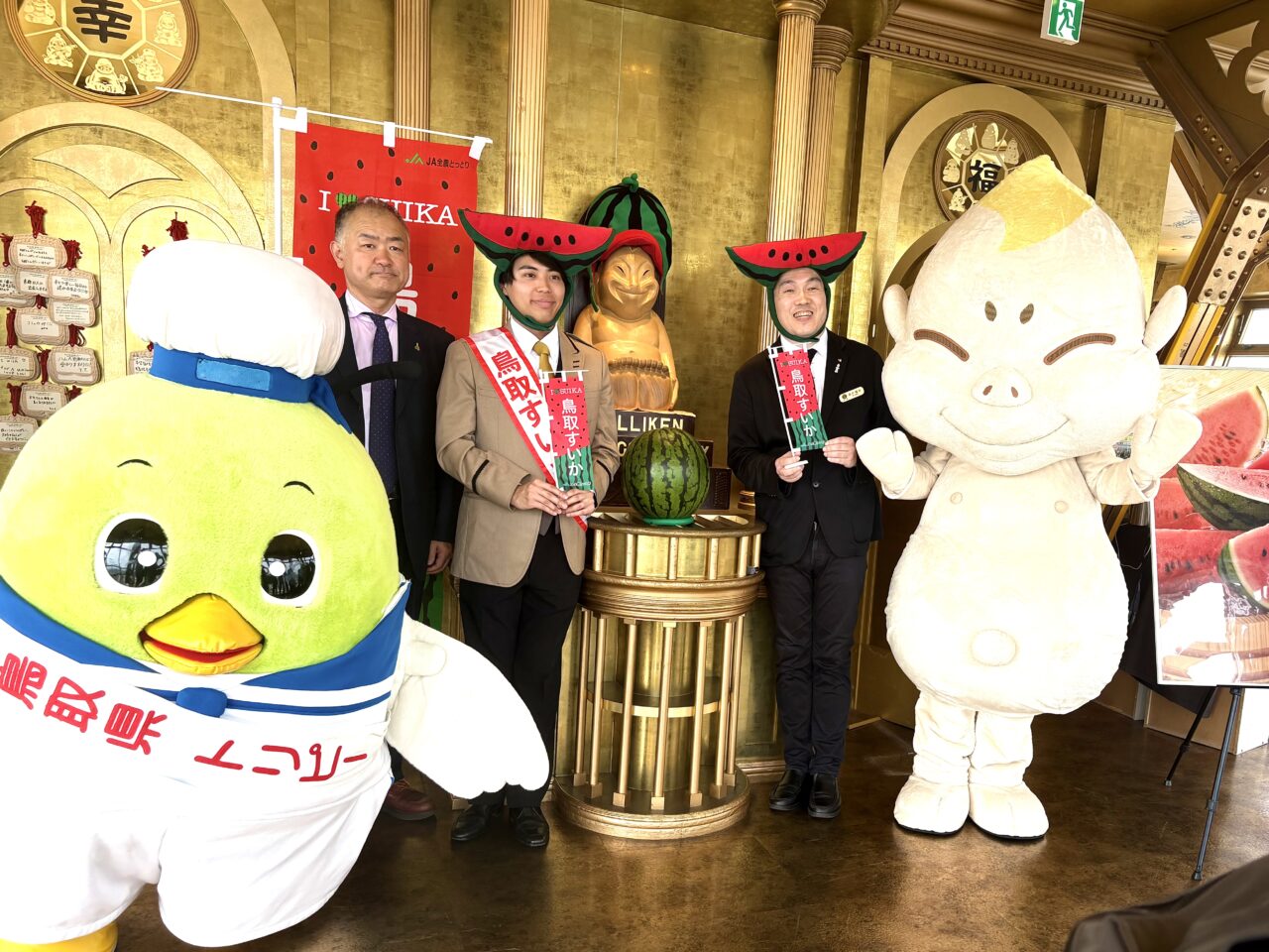 通天閣で「鳥取すいか」奉納式、初の男性すいか大使の片山さんが今夏の豊作＆ヒットをビリケンさんに祈願しました