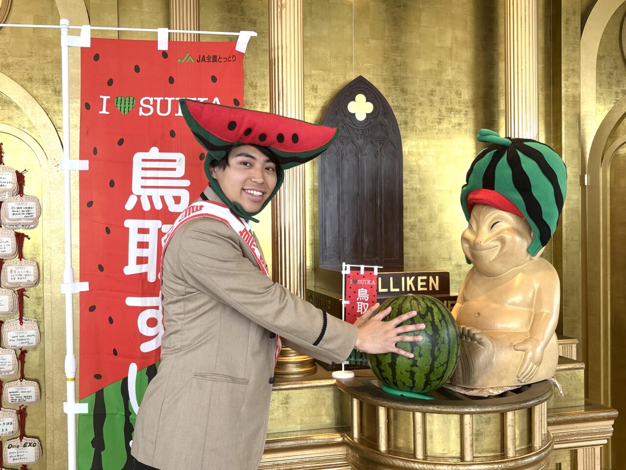 通天閣で「鳥取すいか」奉納式、初の男性すいか大使の片山さんが今夏の豊作＆ヒットをビリケンさんに祈願しました