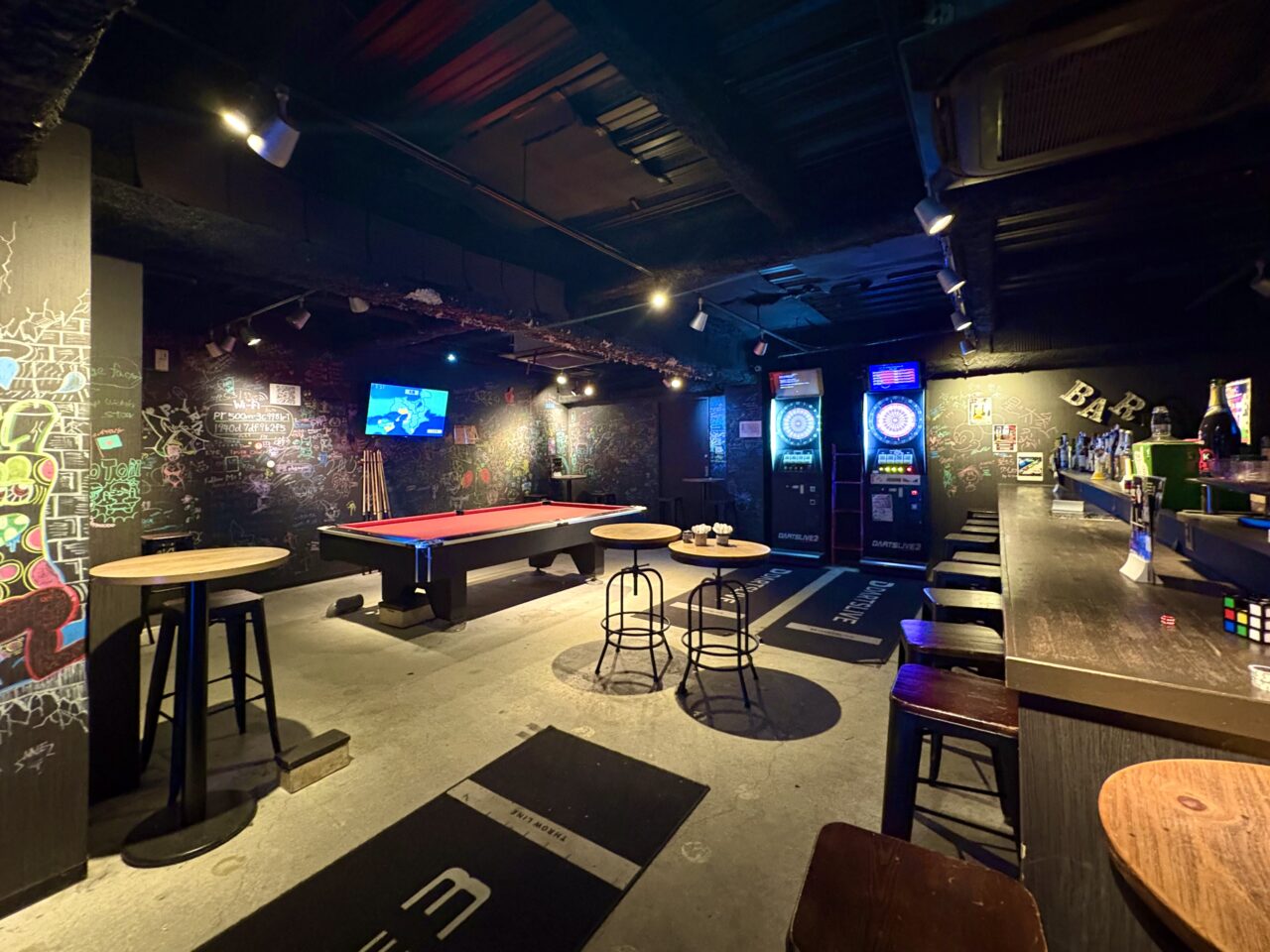 ナニワではたらくひと。第2回 Pool Bar YOLO店長・ももさん 365日年中無休で灯りをともし、生まれ育った新世界へ恩返し