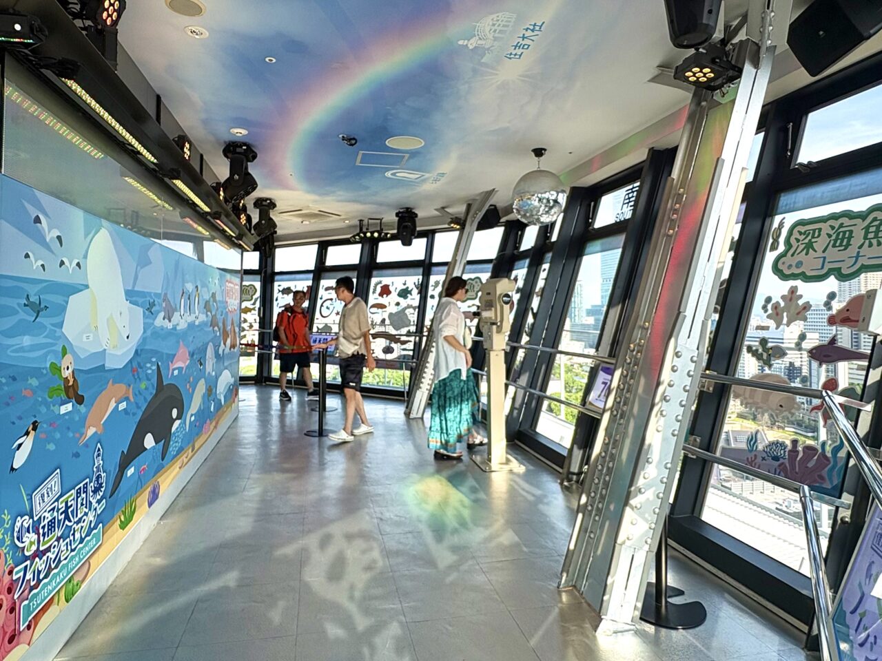通天閣4階の展望台エリアが「空の上の水族館」に? 開業70周年を記念して「復刻!通天閣フィッシュセンター」の開催が始まっています