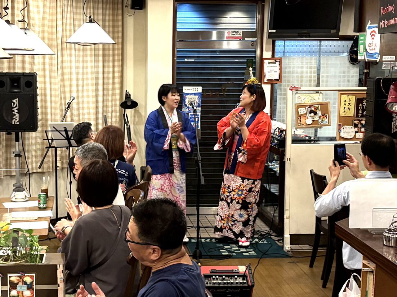 老舗喫茶にぬくもりの歌声響く♪ 喫茶タマイチで、むんむさんと吉野悦世さんによる恒例のライブが、ついに10回目を迎えました!