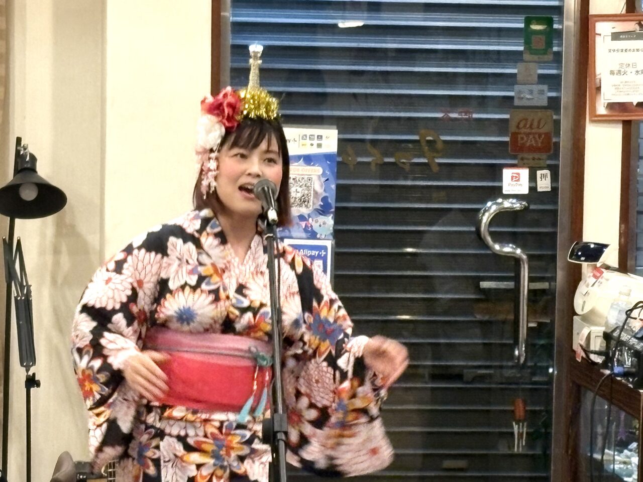 老舗喫茶にぬくもりの歌声響く♪ 喫茶タマイチで、むんむさんと吉野悦世さんによる恒例のライブが、ついに10回目を迎えました!