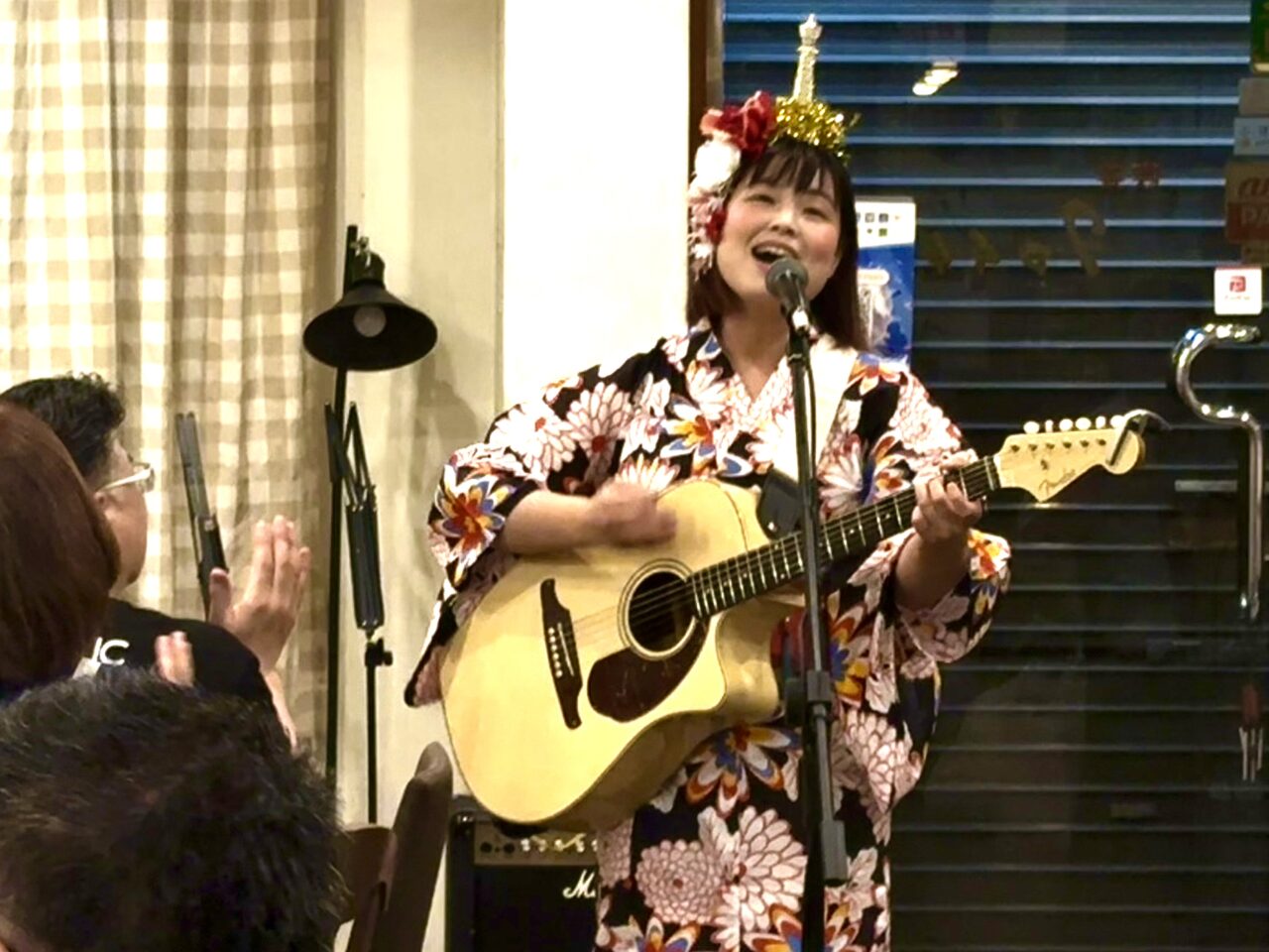 老舗喫茶にぬくもりの歌声響く♪ 喫茶タマイチで、むんむさんと吉野悦世さんによる恒例のライブが、ついに10回目を迎えました!