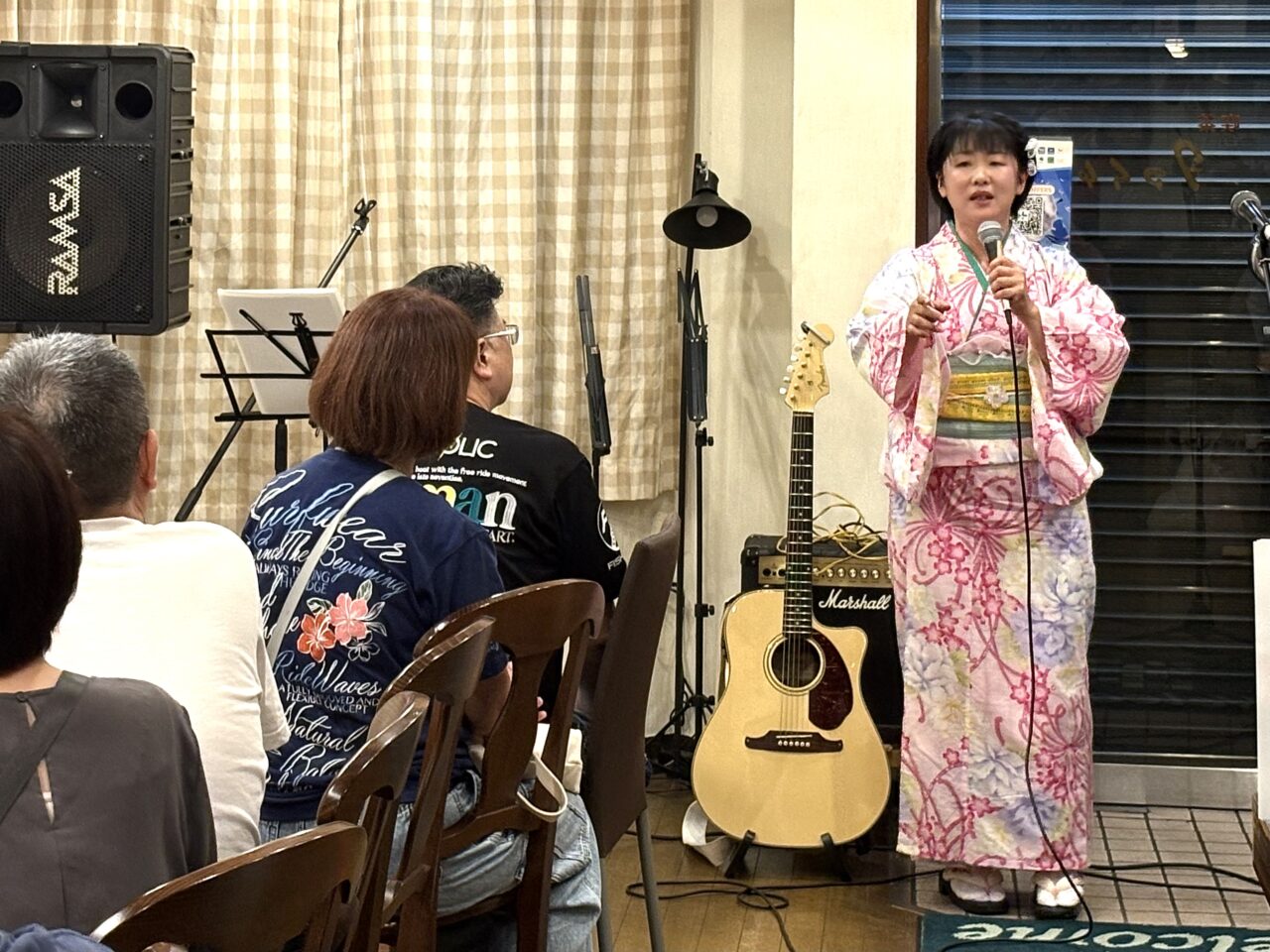 老舗喫茶にぬくもりの歌声響く♪ 喫茶タマイチで、むんむさんと吉野悦世さんによる恒例のライブが、ついに10回目を迎えました!