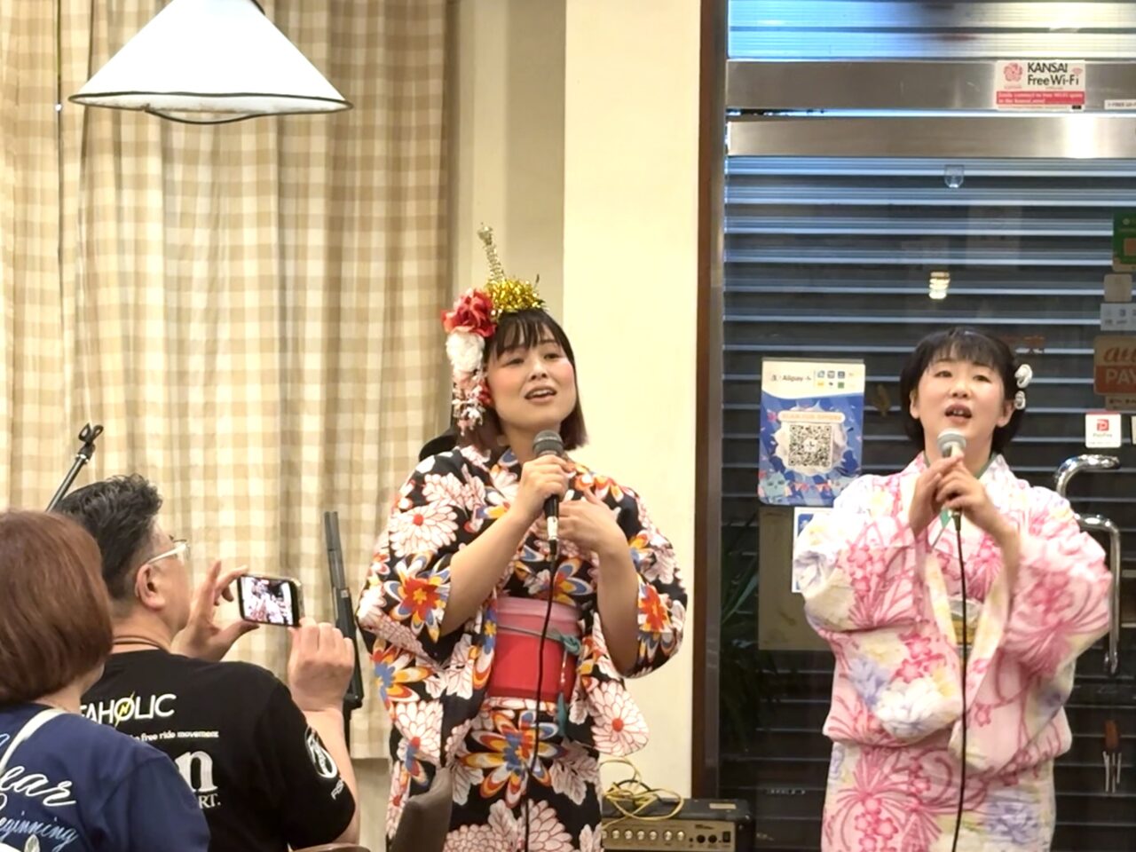老舗喫茶にぬくもりの歌声響く♪ 喫茶タマイチで、むんむさんと吉野悦世さんによる恒例のライブが、ついに10回目を迎えました!