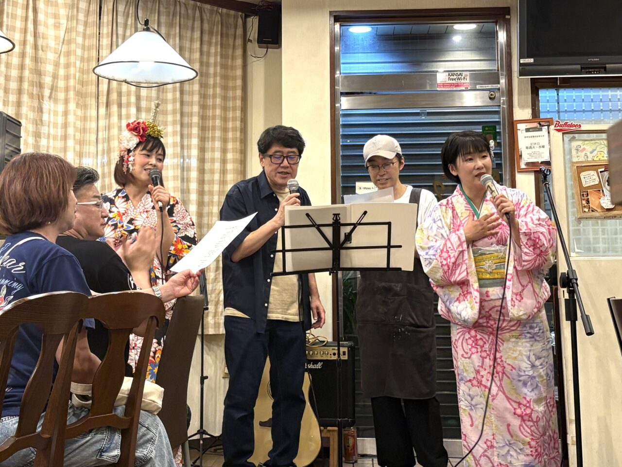 老舗喫茶にぬくもりの歌声響く♪ 喫茶タマイチで、むんむさんと吉野悦世さんによる恒例のライブが、ついに10回目を迎えました!