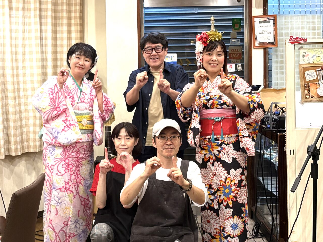 老舗喫茶にぬくもりの歌声響く♪ 喫茶タマイチで、むんむさんと吉野悦世さんによる恒例のライブが、ついに10回目を迎えました!