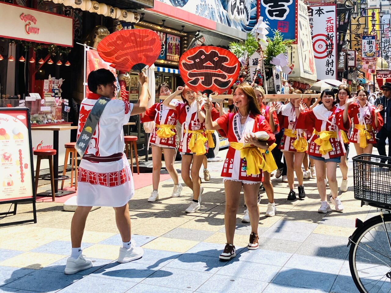 多様な人々が参加した賑やかな「新世界夏祭巡行2026」、午前の部、午後の部それぞれ200人以上が参加しました！