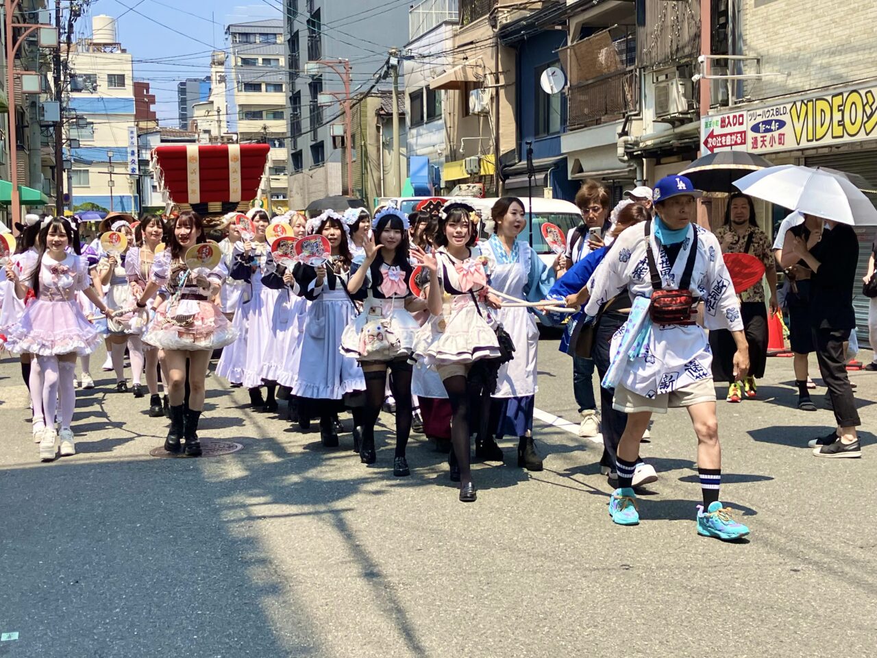 多様な人々が参加した賑やかな「新世界夏祭巡行2026」、午前の部、午後の部それぞれ200人以上が参加しました！