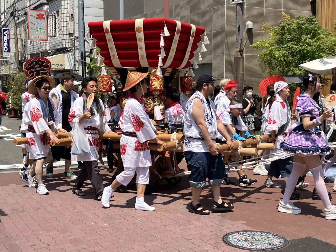 多様な人々が参加した賑やかな「新世界夏祭巡行2026」、午前の部、午後の部それぞれ200人以上が参加しました！