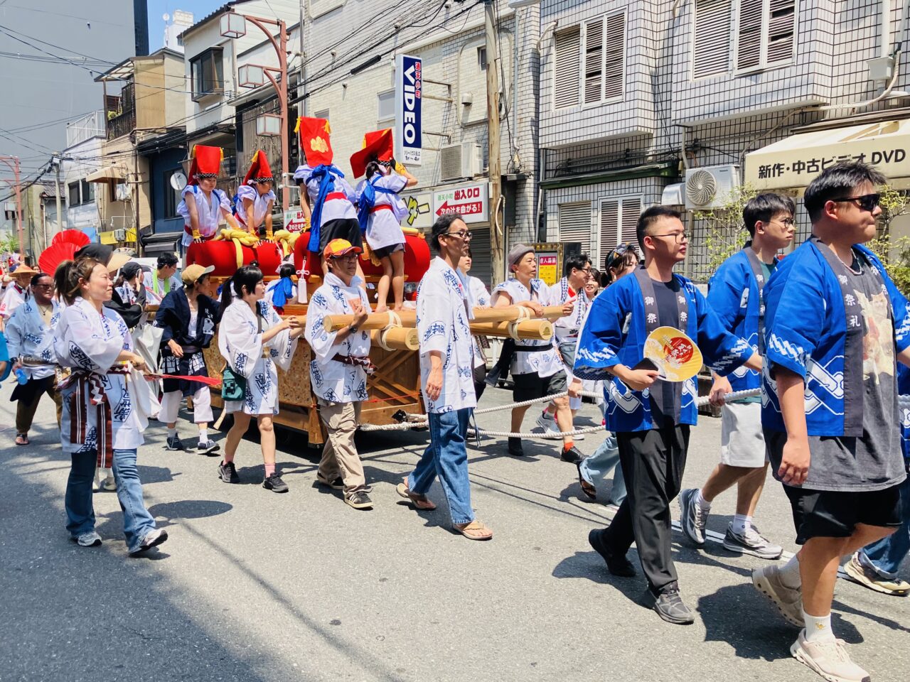 多様な人々が参加した賑やかな「新世界夏祭巡行2026」、午前の部、午後の部それぞれ200人以上が参加しました！