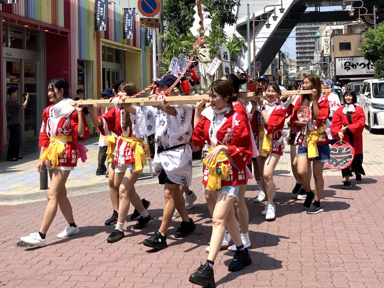 多様な人々が参加した賑やかな「新世界夏祭巡行2026」、午前の部、午後の部それぞれ200人以上が参加しました！