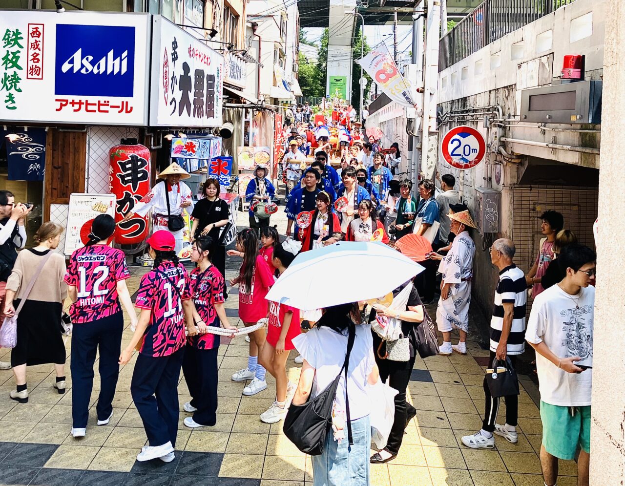 多様な人々が参加した賑やかな「新世界夏祭巡行2026」、午前の部、午後の部それぞれ200人以上が参加しました！