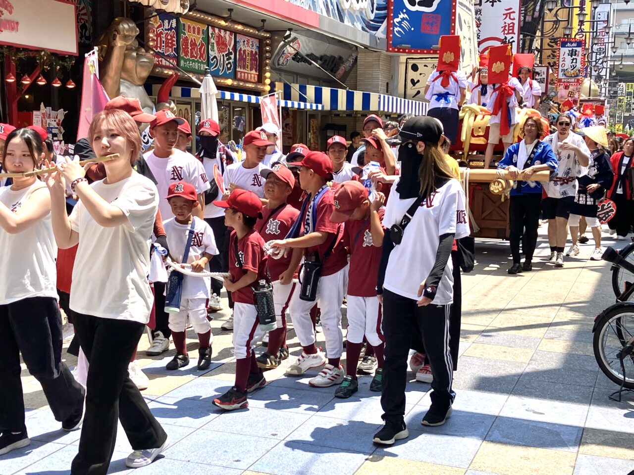 多様な人々が参加した賑やかな「新世界夏祭巡行2026」、午前の部、午後の部それぞれ200人以上が参加しました！