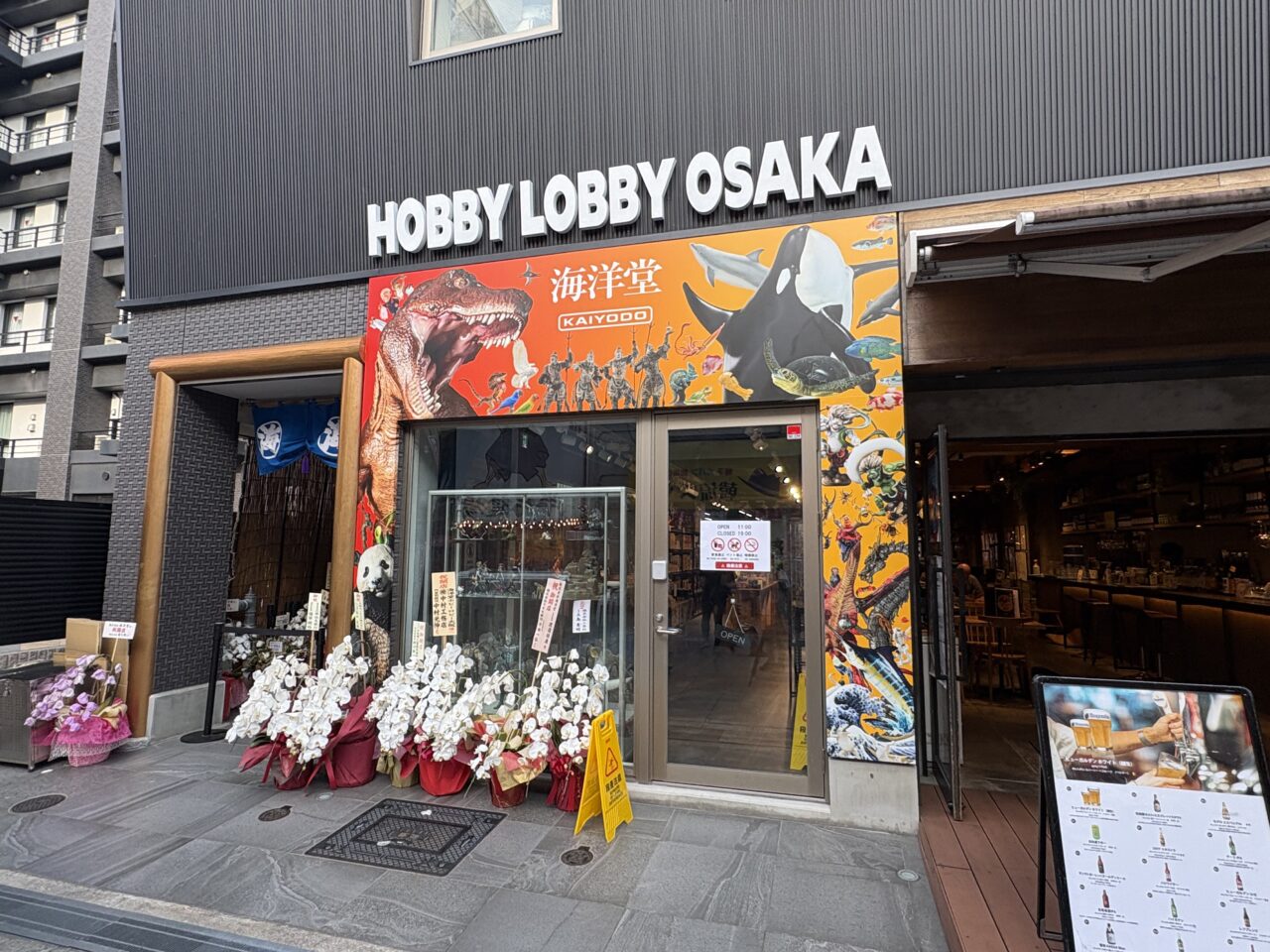 新世界に「海洋堂ホビーロビー大阪」がオープン！ 限定商品や展示、ミャクミャク塗装ワークショップも人気の様子です