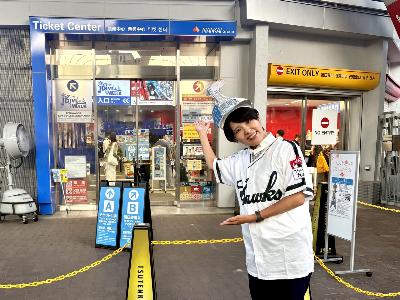 今だけの通天閣へ！ 南海ホークス復刻ユニフォーム姿のスタッフと、特別なハチマキとハッピ姿のビリケンさんがお出迎え