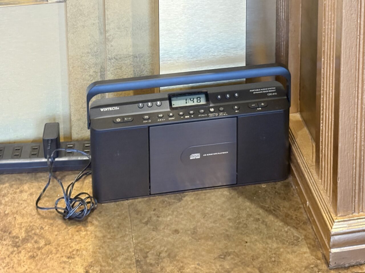 今だけの通天閣へ！ 南海ホークス復刻ユニフォーム姿のスタッフと、特別なハチマキとハッピ姿のビリケンさんがお出迎え
