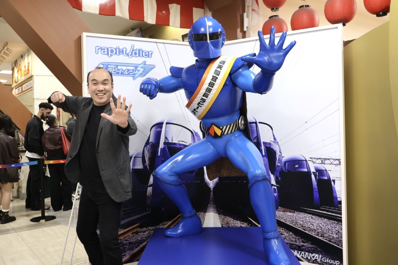 ”ラピート”コーデの通天閣観光・高井社長に遭遇！   通天閣に登らないと買えない公式アパレル＆グッズが登場しています