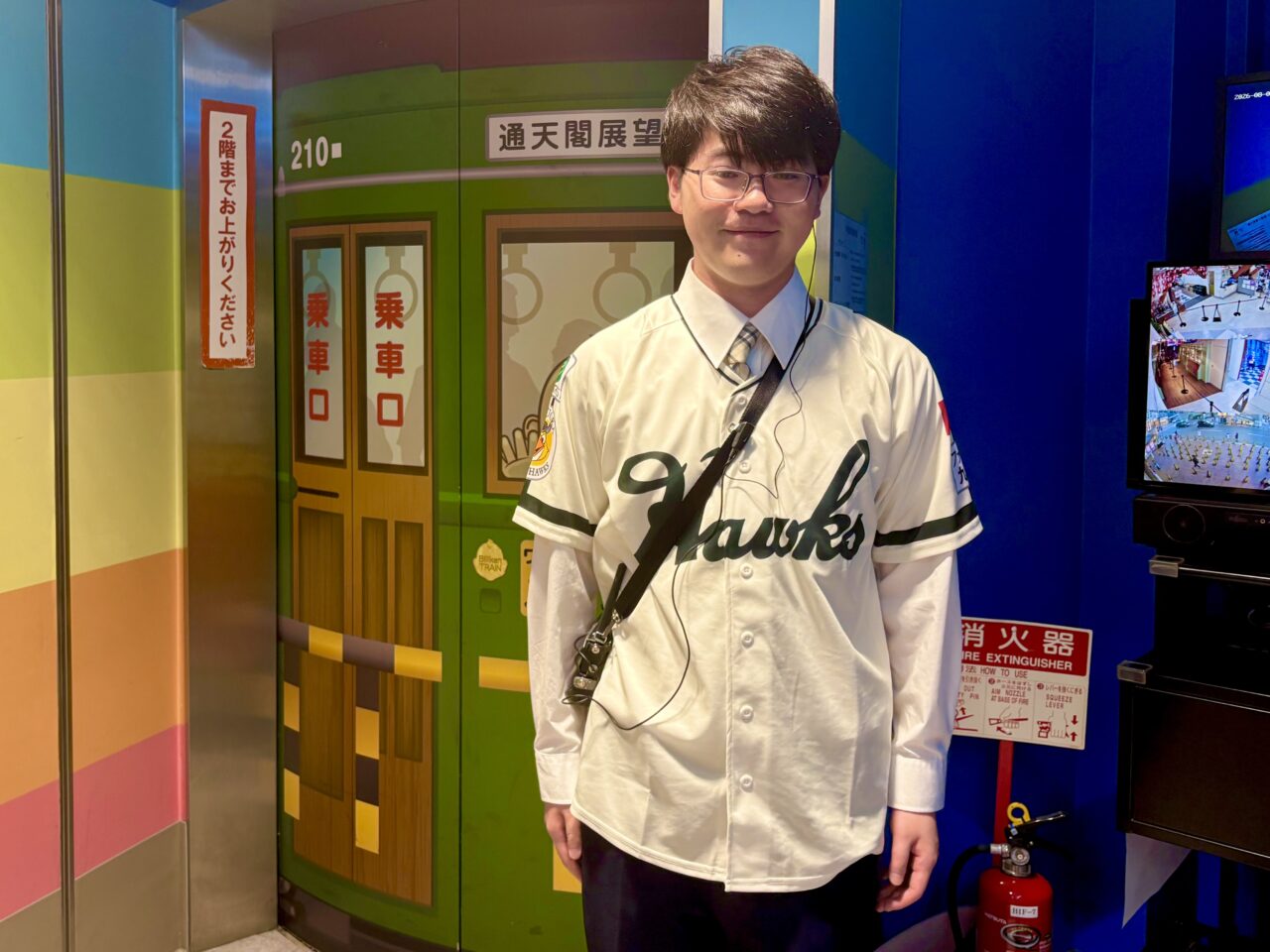 今だけの通天閣へ！ 南海ホークス復刻ユニフォーム姿のスタッフと、特別なハチマキとハッピ姿のビリケンさんがお出迎え