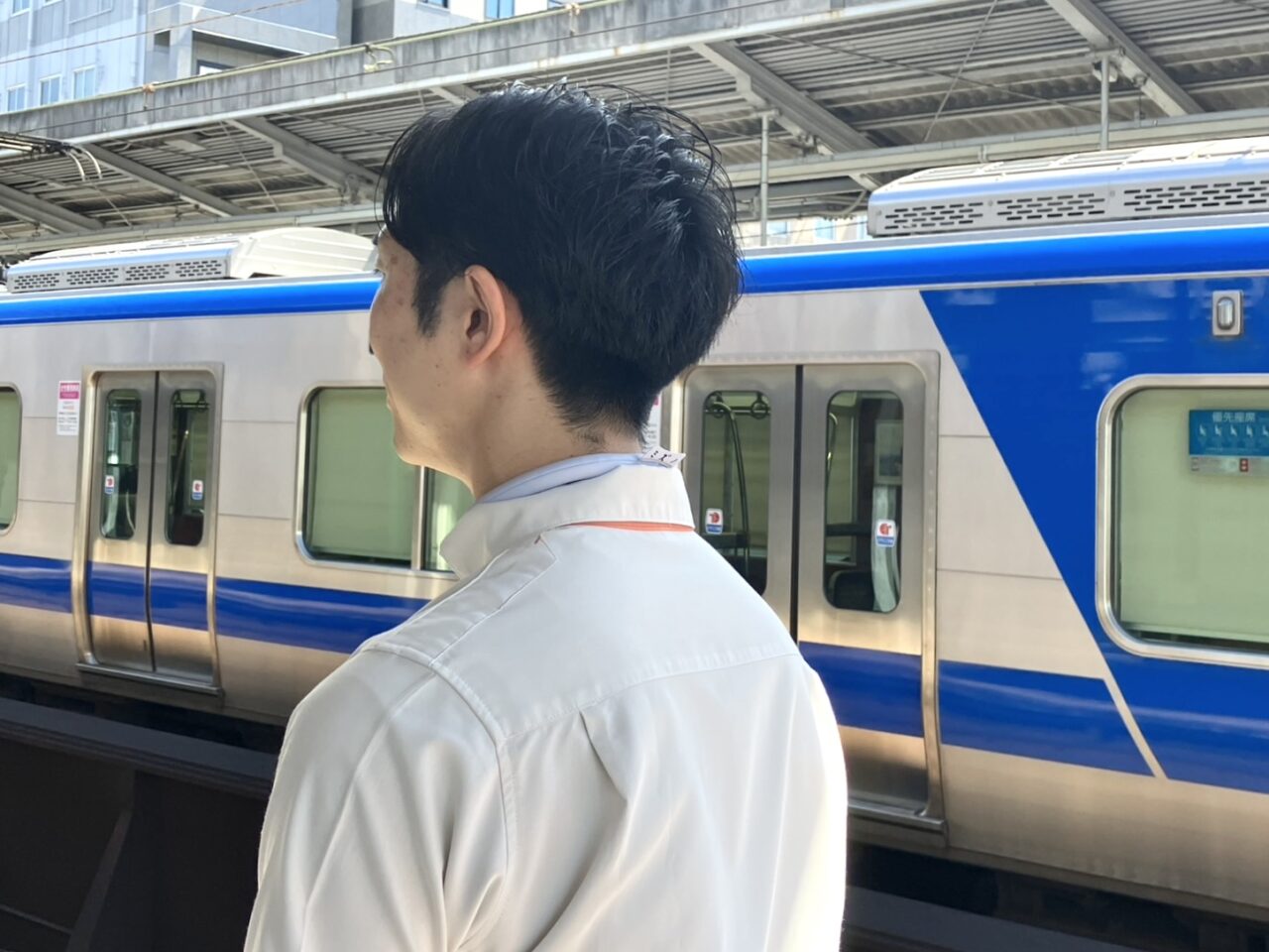 酷暑の中で乗客の安全を守る南海電車の駅員さんと乗務員さんに注目! 脱帽OK&クールネックリング導入で熱中症対策を強化
