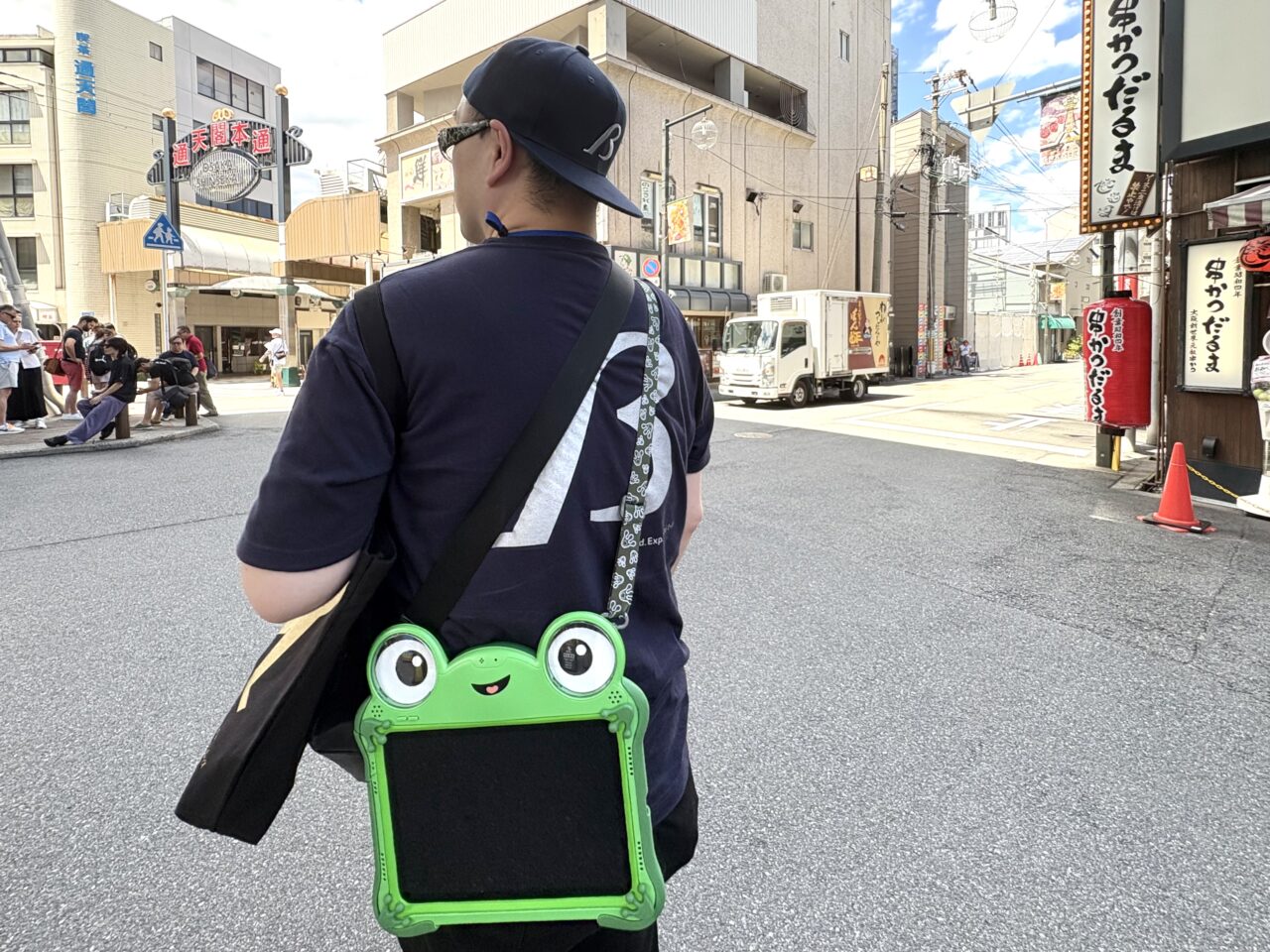 ”ラピート”コーデの通天閣観光・高井社長に遭遇！   通天閣に登らないと買えない公式アパレル＆グッズが登場しています