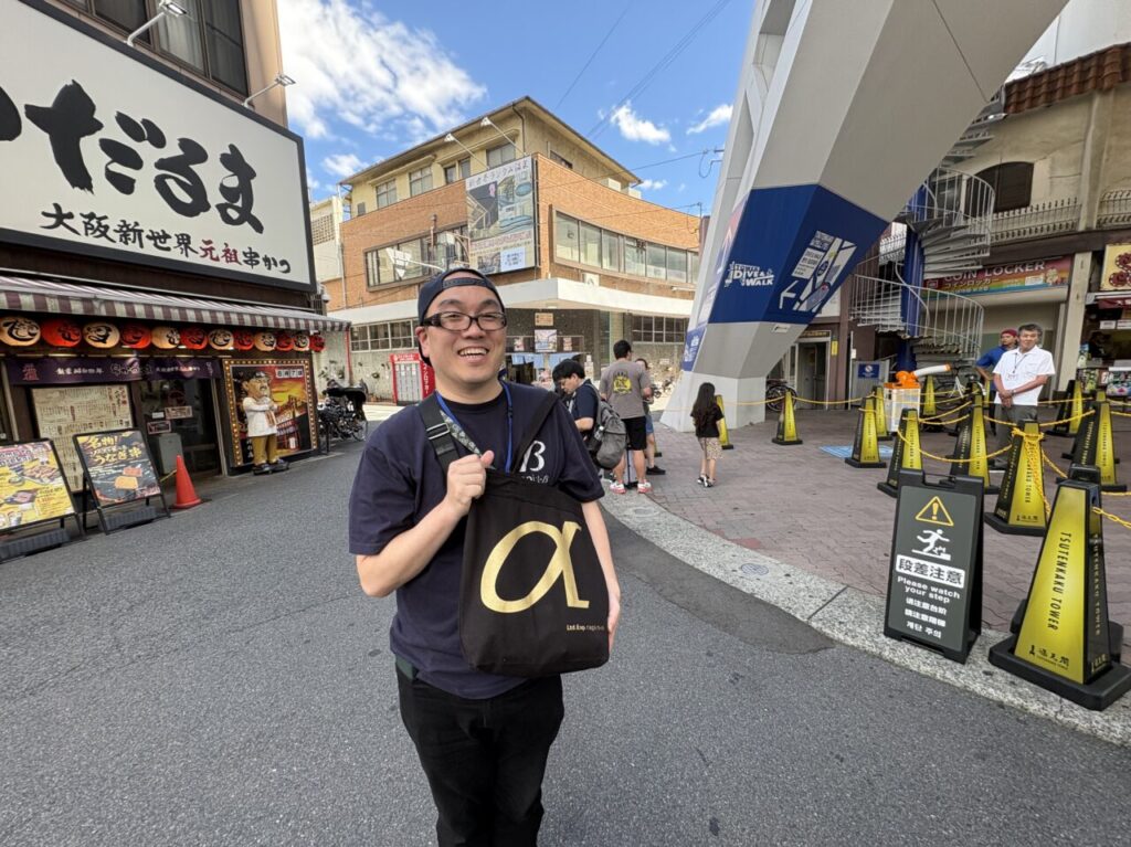 ”ラピート”コーデの通天閣観光・高井社長に遭遇！ 通天閣に登らないと買えない公式アパレル＆グッズが登場しています