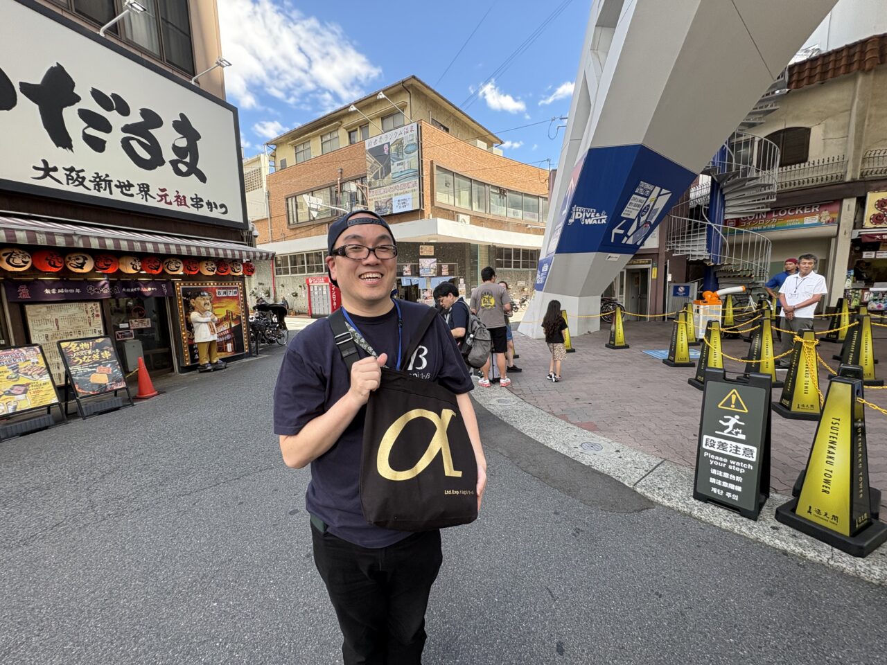”ラピート”コーデの通天閣観光・高井社長に遭遇！ 通天閣に登らないと買えない公式アパレル＆グッズが登場しています