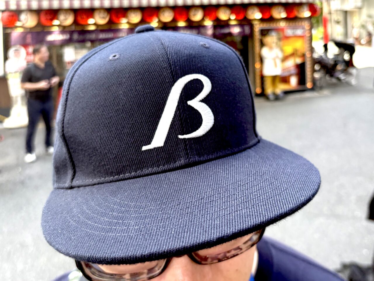”ラピート”コーデの通天閣観光・高井社長に遭遇！   通天閣に登らないと買えない公式アパレル＆グッズが登場しています