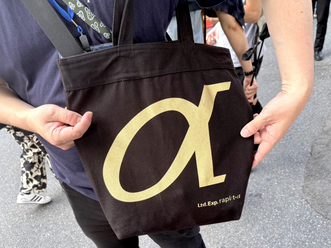 ”ラピート”コーデの通天閣観光・高井社長に遭遇！   通天閣に登らないと買えない公式アパレル＆グッズが登場しています