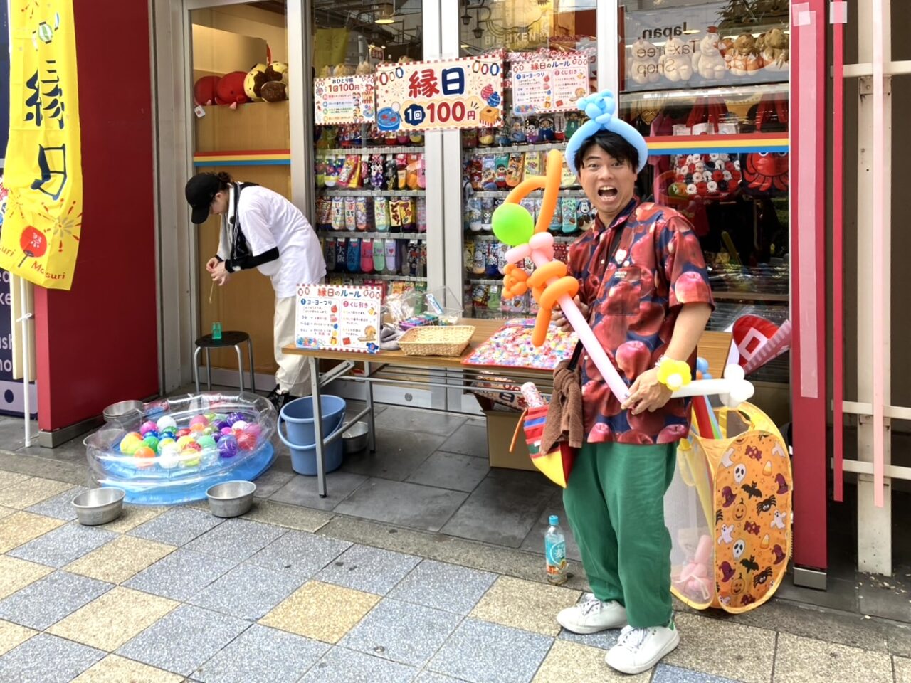 8/10の一日限定、新世界ラジウム温泉と新世界おみやげ横丁の前ではアヒル釣りやヨーヨー釣りの縁日が開かれていました♪　