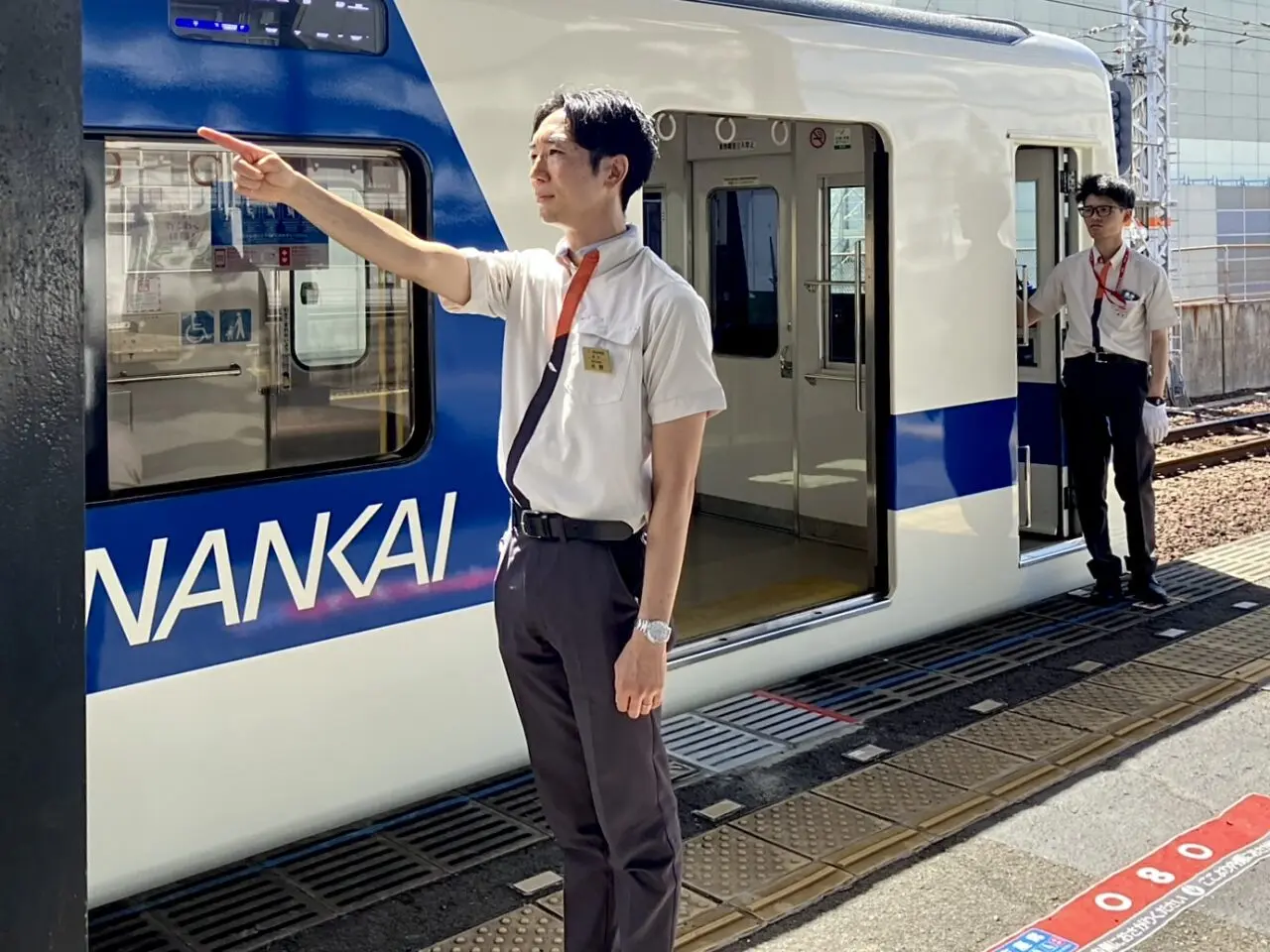 酷暑の中で乗客の安全を守る南海電車の駅員さんと乗務員さんに注目! 脱帽OK&クールネックリング導入で熱中症対策を強化