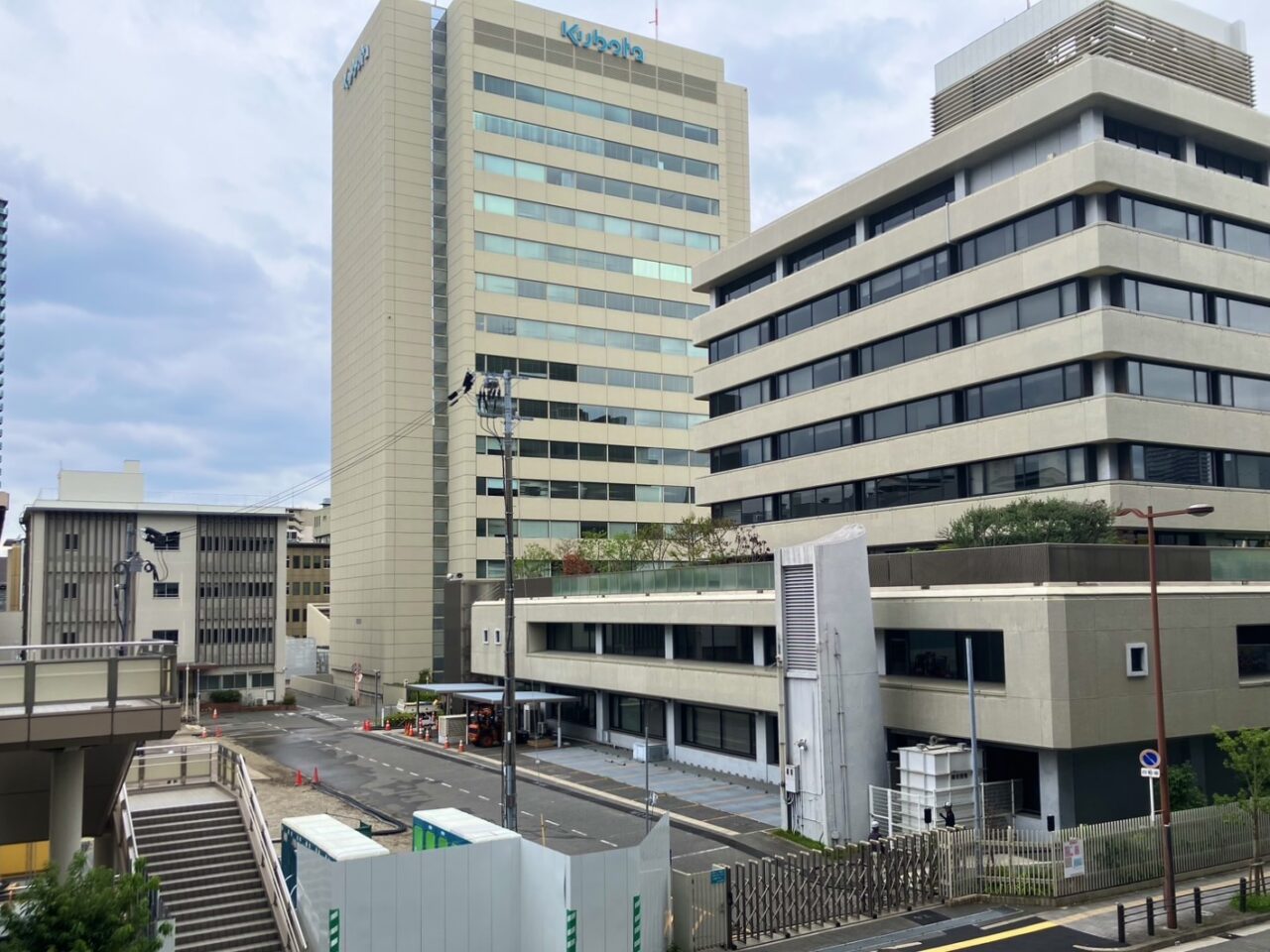 いよいよクボタ旧本社ビルの解体が始まっています。跡地には多目的アリーナが計画されています