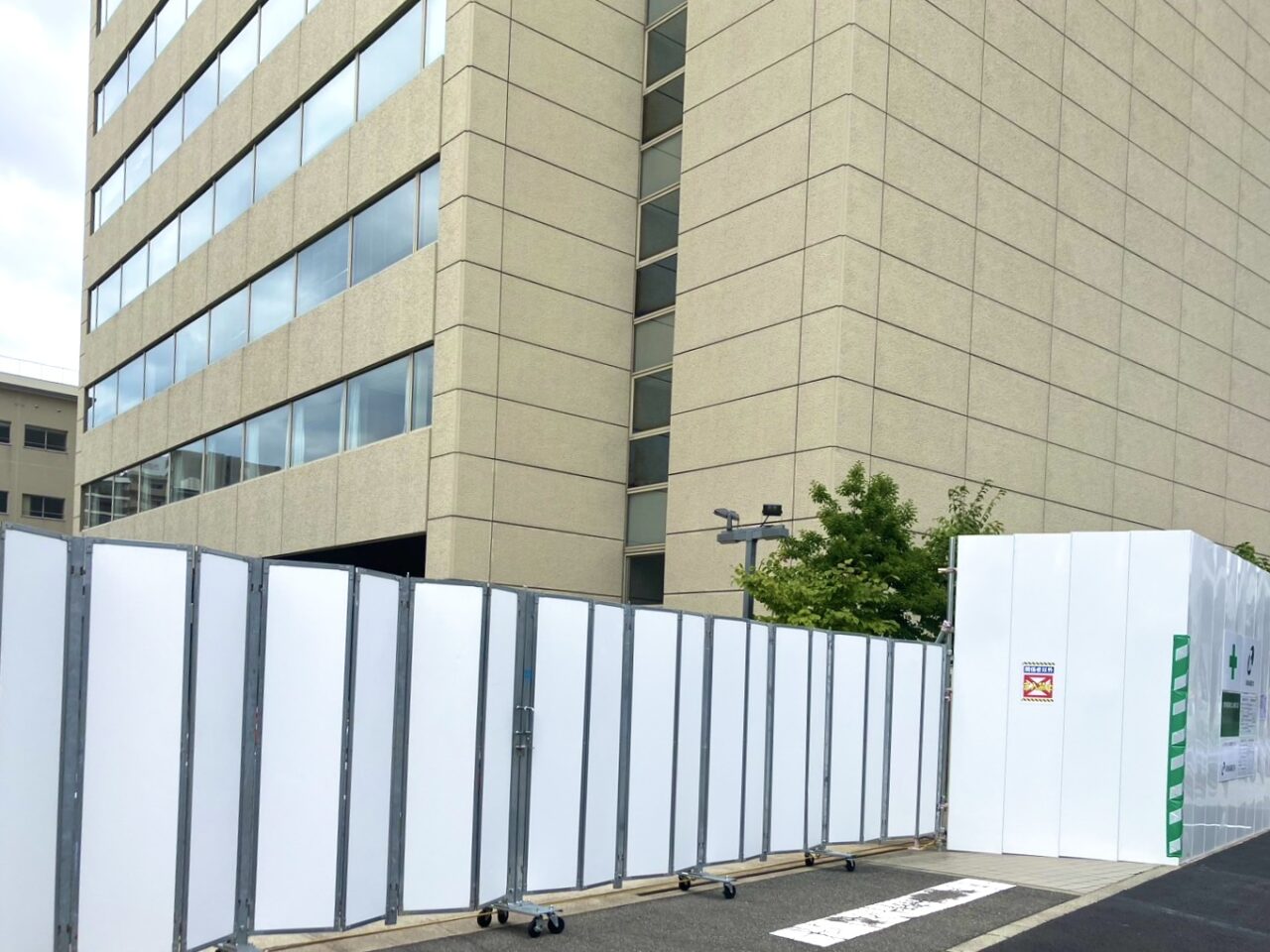 いよいよクボタ旧本社ビルの解体が始まっています。跡地には多目的アリーナが計画されています