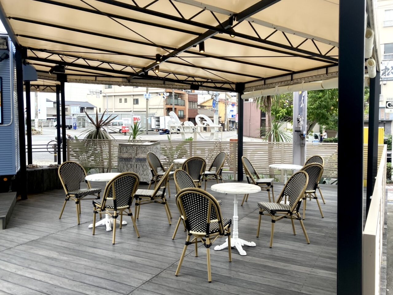 南港通りと紀州街道の塚西交差点沿いに、セルフケアボウル&スムージーの専門店「Blue Ocean Cafe」がオープンしています