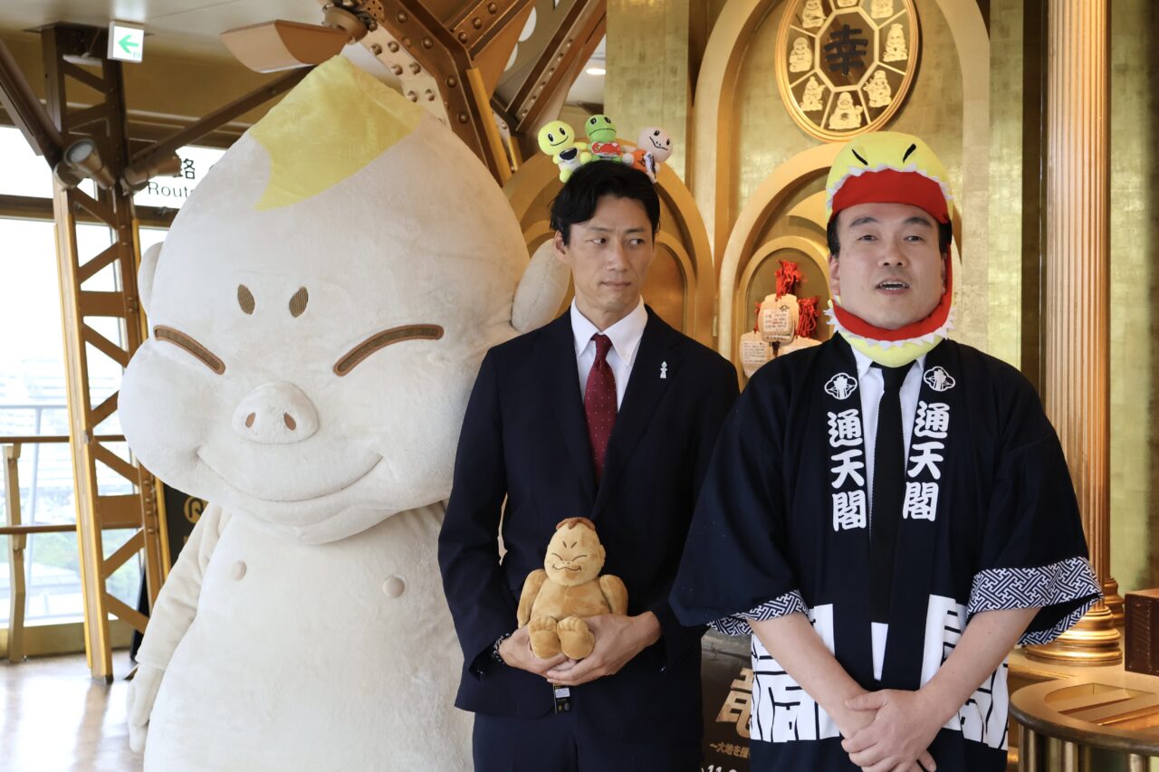ビリケンさんの足の裏を撫でて、化石に触って幸運パワーを充満! 9/23まで通天閣に「さわれる恐竜のうんこ化石」が出現中です