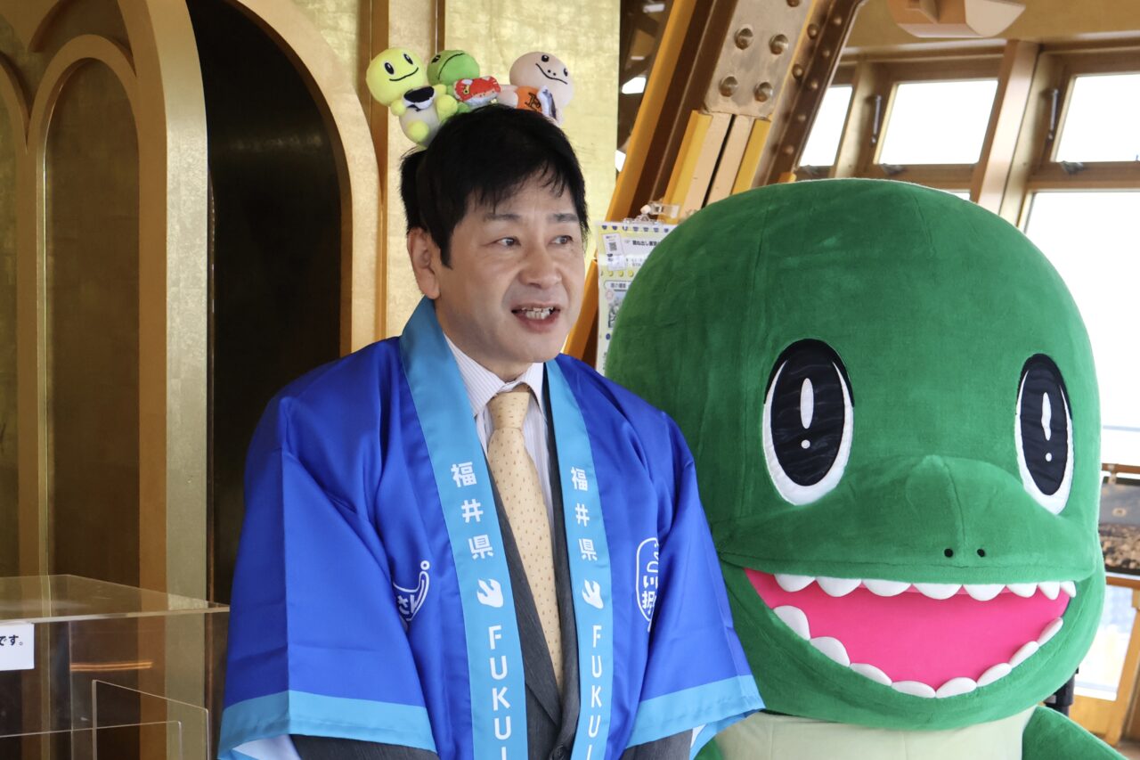 ビリケンさんの足の裏を撫でて、化石に触って幸運パワーを充満! 9/23まで通天閣に「さわれる恐竜のうんこ化石」が出現中です