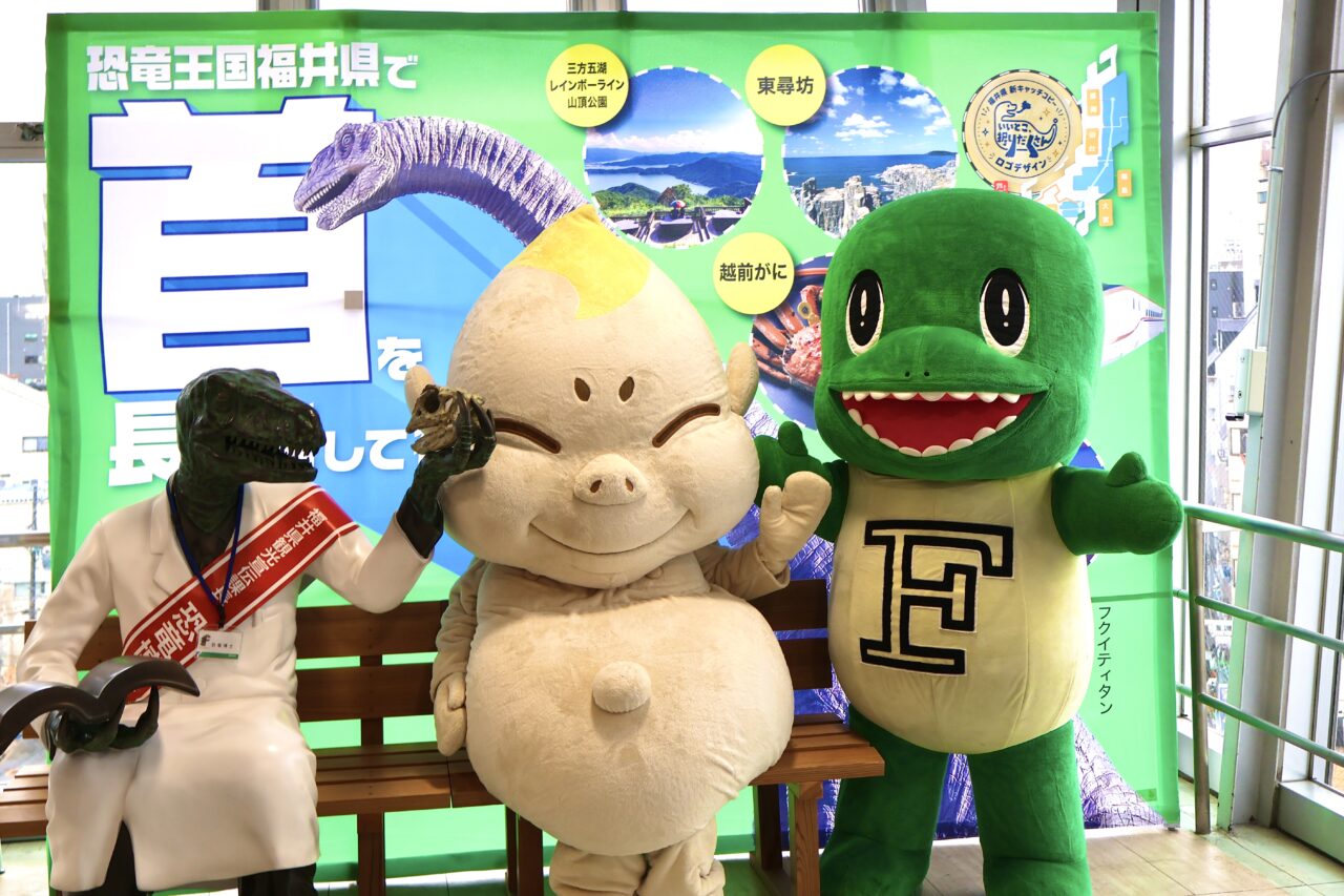 ビリケンさんの足の裏を撫でて、化石に触って幸運パワーを充満! 9/23まで通天閣に「さわれる恐竜のうんこ化石」が出現しています