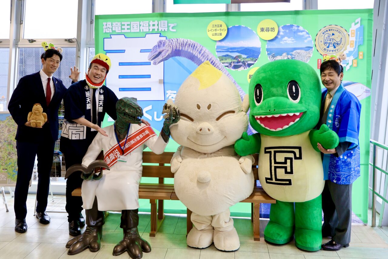 ビリケンさんの足の裏を撫でて、化石に触って幸運パワーを充満! 9/23まで通天閣に「さわれる恐竜のうんこ化石」が出現中です