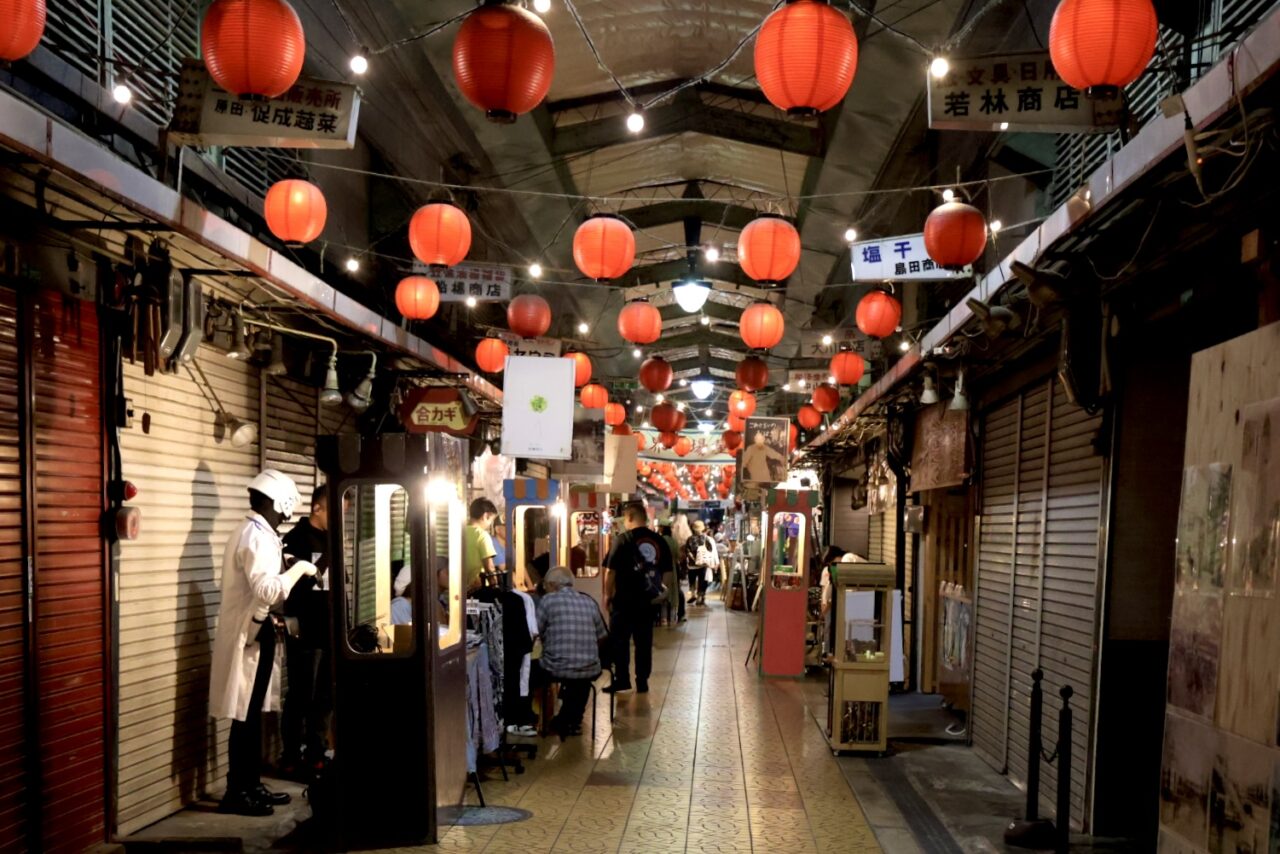 老舗商店街の新世界市場にナイトマーケットが復活、提灯が灯る商店街に夜の賑わいが戻ってきました! これから毎週土曜日に夜市が開催されます