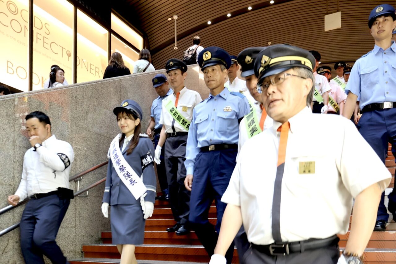 シンガーソングライターのmiwaさんが一日鉄道警察隊長に! 9/8になんばCITYで列車内の安全を呼びかけました